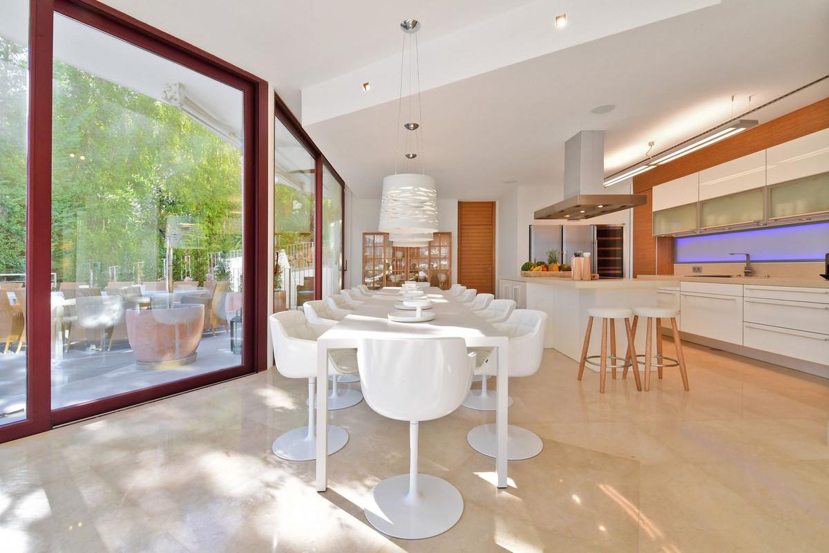 For Sale: Luxury Villa with Panoramic Views in Marbella 247913312 15320861 foto 458431 - For Sale: Luxury Villa with Panoramic Views in Marbella