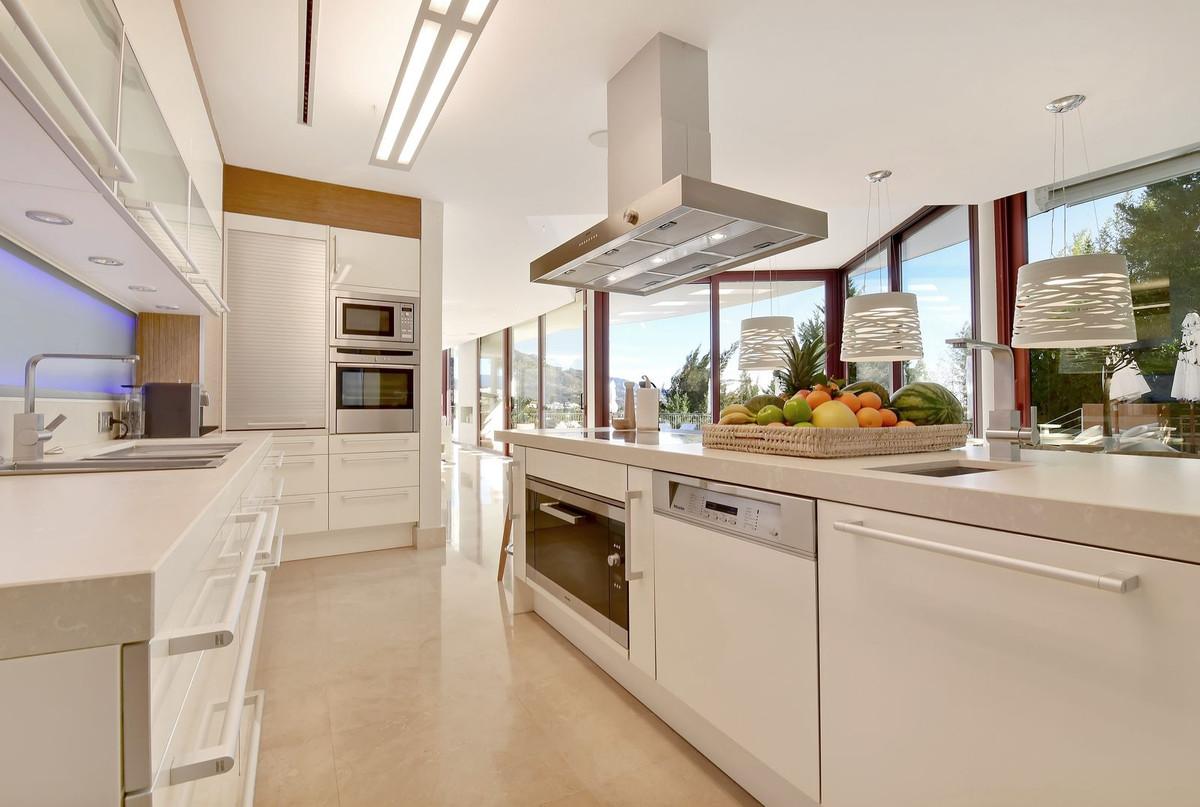 For Sale: Luxury Villa with Panoramic Views in Marbella 247913312 15320861 foto 688560 - For Sale: Luxury Villa with Panoramic Views in Marbella