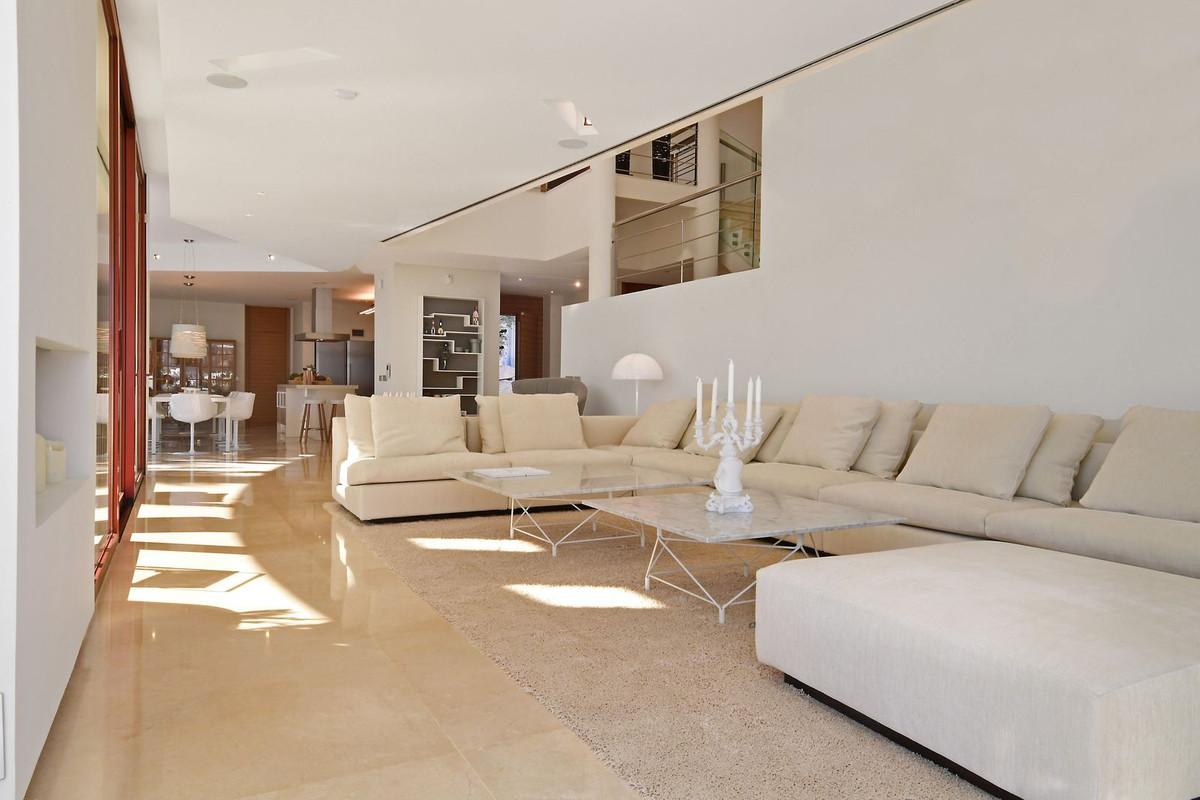 For Sale: Luxury Villa with Panoramic Views in Marbella 247913312 15320861 foto 823100 - For Sale: Luxury Villa with Panoramic Views in Marbella
